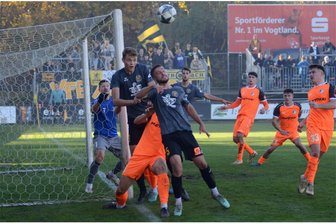 Hatte der VfB Auerbach zuvor einfach überperformt? Niederlage gegen Krieschow wirft Fragen auf - Eckballserie vor der Halbzeitpause: Der Ball fliegt auf Auerbachs Luca Seidel (links in Grau) und Berat Mert zu, einen Torerfolg gab es nicht. Dieses Bild wiederholte sich und führte gegen Krieschow zur ersten Heimniederlage der Saison.