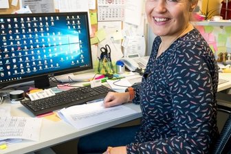 "Hatte ein schönes Sportlerleben" - Vom Eiskanal an den Computer: Die ehemalige erfolgreiche Rennrodlerin Anke Wischnewski arbeitet jetzt für das Landratsamt als Sachbearbeiterin an einer Marienberger Schule. 