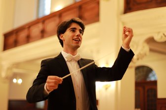 Seine Qualitäten als Organist, Pianist, Arrangeur für beide Instrumente und Dirigent sind hinlänglich bekannt. Jetzt hat Pascal Kaufmann mit seiner "Ode an des Steigers Licht" auch als Komponist und Orchestrator eine bemerkenswerte Arbeit hingelegt und sie sogleich mit der Jungen Philharmonie Augustusburg eingespielt. 