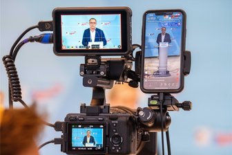 Hatten AfD-Themen zu viel Sendezeit bei ARD und ZDF? - Tino Chrupalla, AfD-Bundesvorsitzender und Fraktionsvorsitzender der AfD, bei einem Pressestatement vor der Fraktionssitzung der AfD im Bundestag zu sehen. Wurde über die Partei unangemessen viel berichtet?