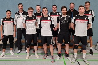 "Hatten den Punkt auf dem Silbertablett" - Das Team von Trainer Mario Walden (Zweiter von links) blickt trotz der 1:3-Niederlage in Dresden optimistisch in die Zukunft.