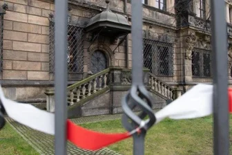 Hatten die Juwelendiebe Hilfe aus dem Grünen Gewölbe? - Gitterfenster vor dem Grünen Gewölbe in Dresden