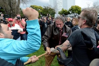 Hauen und Stechen in den USA - Während in Washington eine unglaubliche Geschichte die nächste jagt, geraten im Land Anhänger und Gegner aneinander. Gewalttätige Auseinandersetzungen mit mehreren Verletzten wurden am Samstag aus Berkeley (Kalifornien) gemeldet.