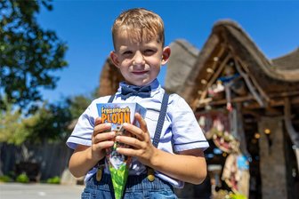 Haufenweise Zuckertüten: So lief die größte Schulanfangsparty im Freizeitpark Plohn - Der sechsjährige Oscar bekam wie jeder andere Schulanfänger freien Eintritt im Park und eine kleine Zuckertüte. Diese enthielt Gummibärchen und weitere Leckereien.