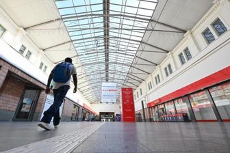 Hauptbahnhof Chemnitz: Bahn plant Parkraum für Fahrräder - Die Empfangshalle des Chemnitzer Hauptbahnhofs. 
