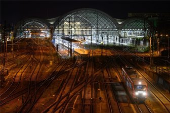 Hauptbahnhof Dresden ab Freitag gesperrt: Das müssen Reisende jetzt wissen - Reisende müssen sich wegen Bauarbeiten am Hauptbahnhof Dresden am Wochenende erneut auf Umleitungen, Ausfälle, Ersatzverkehr mit Bussen und veränderte Fahrzeiten im S-Bahn-, Regional- und Fernverkehr einrichten.