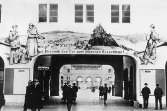 Hauptbahnhof soll sein Wandbild zurückerhalten - Das einstige Begrüßungsbild auf dem Hauptbahnhof auf einer Ansichtskarte aus den 1940er-Jahren.