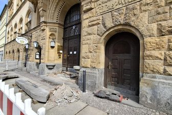 Haupteingang zum Werdauer Rathaus wird gebaut - Kein Durchkommen: Der Haupteingang des Werdauer Rathauses ist derzeit gesperrt.