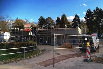 Hauptfriedhof Zwickau: Verkaufsstände für Grabschmuck wegen Baumaßnahme verlegt - Am Nordeingang des Zwickauer Hauptfriedhofs entsteht das neue Domizil des Städtischen Bestattungsdienstes.