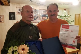 Hauptlöschmeister bekommt Neustädter Bürgerpreis - Feuerwehrmann Ulrich Ficker (links) nimmt die Auszeichnung von Bürgermeister Bert Blechschmidt entgegen.