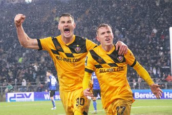 Hauptmann köpft Dynamo zum Sieg in Bielefeld - Niklas Hauptmann (re.) bejubelt mit Stefan Kutschke seinen Siegtreffer in Bielefeld.