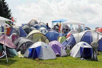 Hauptmannsgrün: Fürs Camping am Mühlteich ab 2023 Entgelte neu geregelt - Gefüllter Zeltplatz am Mühlteich Hauptmannsgrün bei einem L'Abore-Festival früherer Jahre. 