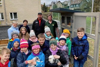 Hauptmannsgrün macht's vor: Schüler gehen auch am Wochenende gern in die Schule - Endlich sind Flauschi und Hoppel da. Die AG Tierfreunde der Hauptmannsgrüner Grundschule mit den beiden Löwenköpfchen am neuen Hasenstall - darüber freuen sich ebenso: Schulleiterin Undine Grimm, Lehrerin Katja Hommel, Zimmerermeister Lars Hölzel sowie Reiner Dittes von den Unterheinsdorfer Kleintierzüchtern (von links). 