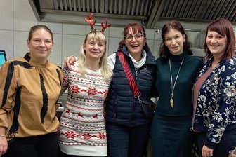 Hauptmannsgrün: Wofür der neue Schulförderverein fleißig Geld einsammelt - Schulfördervereins-Schnappschuss vom Weihnachtskonzert. Von links vier der neun Gründungsmitglieder: Melanie Kober (Vereinschefin), Doreen Knabe (Schatzmeisterin), Susann Romatzke (Schriftführerin), Kristin Schubert und Josephine Halsema.