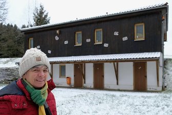 Hauptmannsgrüner Ausflugsziel Mühlteich soll attraktiver werden - Zu den Vorhaben auf dem Mühlteichgelände gehört für Bürgermeisterin Marion Dick die Sanierung des Sanitärgebäudes. Auf den ersten Blick ist der nach der Wende hochgezogene Zweckbau noch ganz gut in Schuss, doch im Haus hat der Zahn der Zeit genagt. 