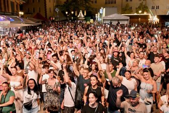 „Hauptsache, die Laune ist gut“: Wie Besucher die Veränderungen beim Zwickauer Stadtfest finden - Der Ausweichstandort wurde gut angenommen: prächtige Stimmung am Samstagabend beim Party-Publikum vor der DJ-Bühne am Kornmarkt.