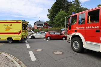 Hauptstraße im Erzgebirge nach Unfall voll gesperrt – mehr als 20.000 Euro Schaden - Blick auf die Unfallstelle: In Schönheide sind am Donnerstag zwei Fahrzeuge kollidiert.