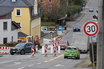 Hauptstraße in Mühlau wird noch bis Mitte Dezember gebaut - Die Baustelle Obere Hauptstraße an der Kreuzung zur Leipziger Straße mitten in Mühlau.