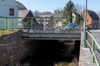 Hauptstraße in Ringethal ist ab Montag gesperrt - Die Brücke über den Auenbach am Ortsausgang von Ringethal in Richtung Weinsdorf soll saniert werden.