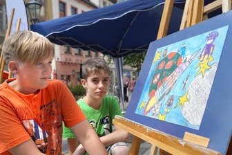 Hauptstraßen-Besucher blicken in die Zukunft - Vor dem Jugendtreff "City Point" zeigten Bruno Viehweger (links) und Leon Blauhut ihre Sichtweise auf die Sterne.