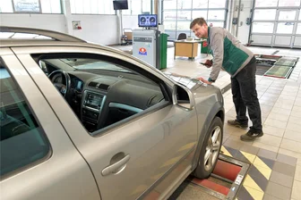 Hauptuntersuchungen in Freiberg: Fahrzeugprüfungen statt Weihnachtsruhe - Bei der Dekra-Außenstelle in Freiberg ist derzeit viel los. Hier bereitet Prüfingenieur Philipp Herold eine Wirkungsprüfung für die vorderen Fahrzeugbremsen vor.
