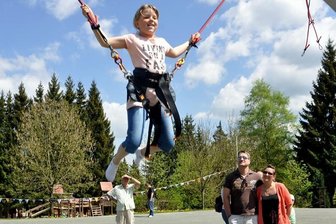 
              <p class="artikelinhalt">Das Bungee-Trampolin war ständig besetzt - im Bild Lina aus Reichenbach mit ihren Eltern. </p>
            