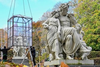 Haus aus Glas für Figuren aus Sandstein -