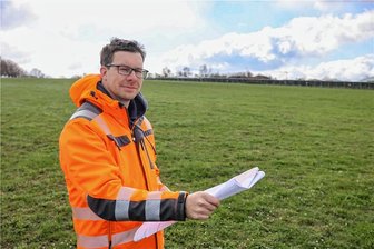 Haus, Baum, Kind: Die Bilderbuchkarriere eines Bauunternehmers aus Burgstädt - Bauunternehmer Philipp Hönisch steht auf dem Grundstück im Gewerbegebiet Herrenhaide, wo unterhalb der Fotovoltaikanlage sein neuer Firmensitz mit Bürogebäude, Werkstatt und Lagerfläche entstehen soll. Zudem wird ein Regenrückhaltebecken an der Herrenhaider Straße gebaut.