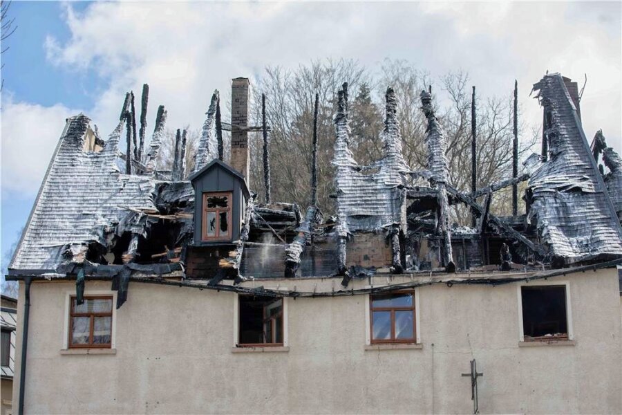 Haus brennt mitten in der Nacht in Rechenberg-Bienenmühle: 120 Feuerwehrleute kämpfen gegen die Flammen - Die Feuerwehr konnte am Sonntagmorgen einen Wohnhausbrand in Rechenberg-Bienenmühle löschen. Verletzt wurde niemand, der Sachschaden ist enorm. 