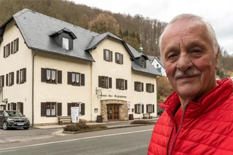 Haus der Begegnung in Rothenthal ist gerettet, aber zu welchem Preis? - Ortsvorsteher Bernd Reichmann vor dem Haus der Begegnung im Olbernhauer Ortsteil Rothenthal.