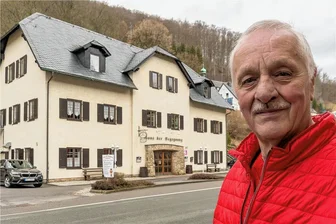 Haus der Begegnung in Rothenthal vorerst gerettet: Kompromiss zeichnet sich ab - Ortsvorsteher Bernd Reichmann vor dem Haus der Begegnung in Rothenthal. Es ist für viele Menschen im Erzgebirge von großer Bedeutung. Oft finden darin Veranstaltungen statt.