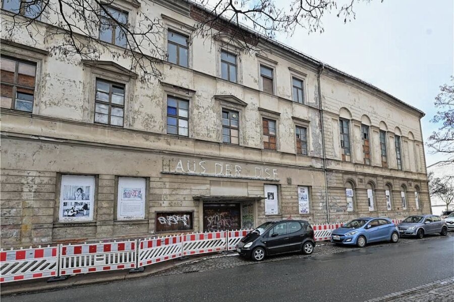 Haus der Deutsch-Sowjetischen Freundschaft in Zwickau ist Fall für den Abrissbagger - Das Haus der DSF in der Max-Pechstein-Straße, einst beliebtes Gasthaus steht es seit 30 Jahren leer. Jetzt soll es abgerissen werden. 