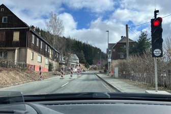 Haus droht in Klingenthal auf die Straße zu stürzen: Wie geht es weiter? - Autofahrer müssen warten: Die Auerbacher Straße ist wegen des Hauses nur eingeschränkt befahrbar.