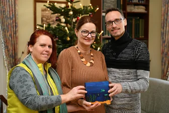 Haus für Blinde und Sehbehinderte: Leser spenden Geld für neue Busse - Carmen Petrus (l.) und Alexander Putzschke übergaben Hausleiterin Michaela Mehlhorn symbolisch gespendetes Geld.