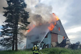 Haus in Brand: Von der Flammenfront in Gohrischheide zum Großeinsatz im Erzgebirge - Ein Haus an der Satzunger Hauptstraße ging am Mittwochabend in Flammen auf.