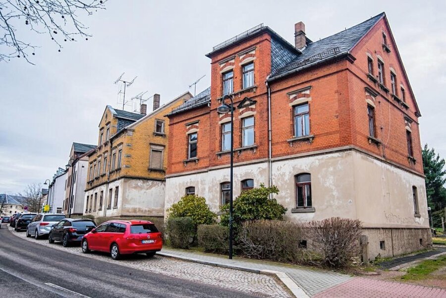 Haus in der Lugauer Poststraße 16 bekommt eine Verjüngungskur - Ähnlich wie schon das Gebäude Poststraße 16 soll in diesem Jahr auch das Haus Nummer 15 (Foto) saniert und modernisiert werden. 