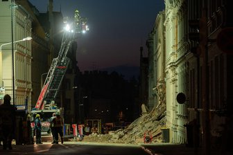 Haus in Görlitz eingestürzt - fünf Menschen nicht erreichbar - Die Unfallstelle musste zunächst abgesichert werden. 