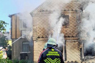 Haus in Landwüst wird Pfingstsonntag Opfer der Flammen: 100.000 Euro Schaden - Die linke Doppelhaushälfte in der Rohrbacher Straße in Landwüst brennt Pfingstsonntag völlig aus.