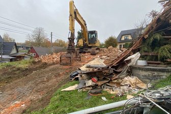 Haus in Penig fällt dem Bagger zum Opfer - für Straßenbau in Penig - Weil die Dittmannsdorfer Straße grundhaft ausgebaut werden soll, musste eine Haus weichen. Das stand an einem Hang, der von einer maroden Stützwand gehalten wird.