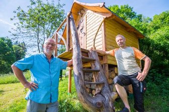 Haus mit Ausblick bis zum Scheibenberg - Ludwig Böhme (links) hat das Baumhaus auf seinem Grundstück in Waschleithe gebaut. Schwiegersohn Heiko Sandner wohnt in Freiberg und ist der Vater von Sophia und Franz, zwei der Enkel, für die das Haus gebaut wurde. 
