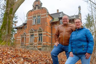 Haus mit Seele im Vogtland: Was diese Handwerker-Familie aus einer alten Fabrikantenvilla machen will - Janet und Uwe Bräutigam wollen die Villa sanieren und zunächst für Ausstellungen und Events öffnen.
