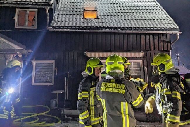 Haus nach Brand nicht bewohnbar - Rund fünf Stunden dauerte der Feuerwehreinsatz. 