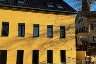 Haus-Sanierung vor dem Abschluss - Statt mit bröckelndem grauen Putz versehen, strahlt das Haus an der Bahnhofstraße 33 in Hainichen jetzt frisch saniert in einem freundlichen Gelb.