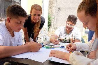 Haus soll mit Graffiti verziert werden - Zunächst wurden die Motive zu Papier gebracht. Katja Mehlhorn (2. von links) vom Kreisjugendring schaut hier Solmann, Amir und Vivien (von links) über die Schulter.