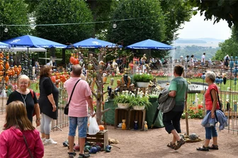„Haus- und Gartenträume“ im Schlosspark Lichtenwalde: Was die Gäste erwartet - So bunt ging es im Barockgarten bei den Haus- und Gartenträumen im Jahr 2023 zu.