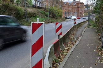 Hausabriss: Burgstädter Straße ab Montag voll gesperrt - Das Fußweg-Provisorium wird im Frühjahr 16 Jahre alt. Auf der eingeengten Straße kam es jüngst immer wieder zu Unfällen. 