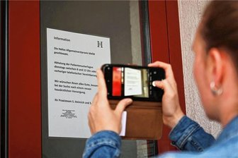 Hausärzte haben Rochlitz verlassen: Mediziner am Limit, Patienten verzweifelt - Die hausärztliche Praxis des Helios-MVZ in Rochlitz ist geschlossen. Ein Zettel am Eingang informiert darüber.