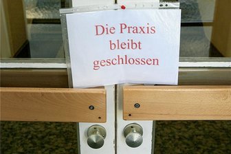 Hausärztemangel in Region Zwickau: Immer mehr sehen ein Problem - Viele Hausärzte finden keinen Nachfolger. Die Folge: die Praxen schließen.