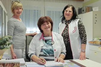 Hausärztin aus dem Vogtland geht in Rente ohne Nachfolger: „Ich wollte meine Praxis verschenken, aber keiner nimmt sie“ - „Das sind tolle Mitarbeiterinnen“, sagt Allgemeinärztin Karina Opitz (Mitte) über ihr Team. Dazu gehören bis Jahresende auch Birgit Schönfelder-Escher (links) und Angela Seidel.