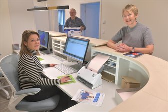 Hausärztin eröffnet neue Praxis in Freiberg - Diplommedizinerin Kerstin Meyer (rechts) bespricht in ihrer neuen Hausarztpraxis in der Clausthaler Straße 36 in Freiberg die künftige Arbeit mit Sandra Margaschewski. Sven Kühler, der Lebensgefährte der Ärztin, hilft beim Einräumen.